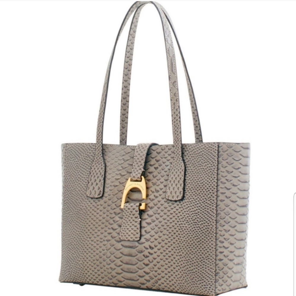 💯 authentic Dooney & Bourke medium size bag